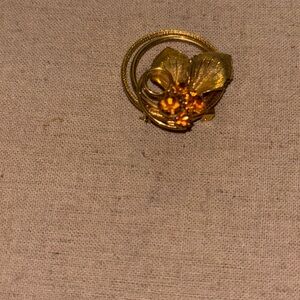 EUC Vintage brooch gold plated leaves, circles, working clasp, amber